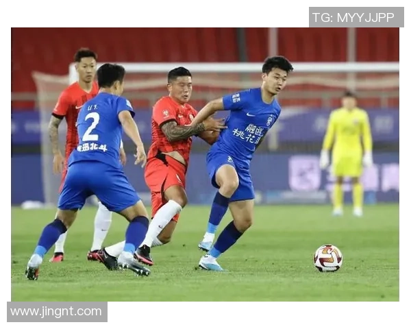 武汉足球队配合问题引发热议球迷与专家各抒己见探讨战术调整必要性